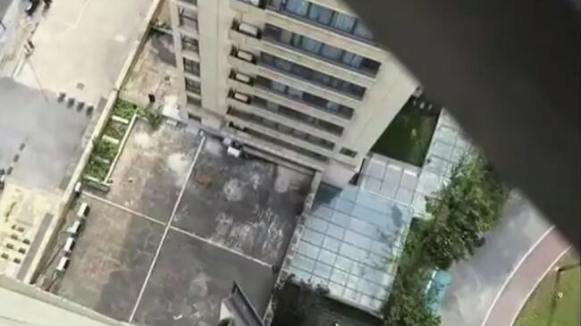 Вид из дома на месте падения трехлетнего ребенка с 18 этажа в городе Ханчжоу в Китае