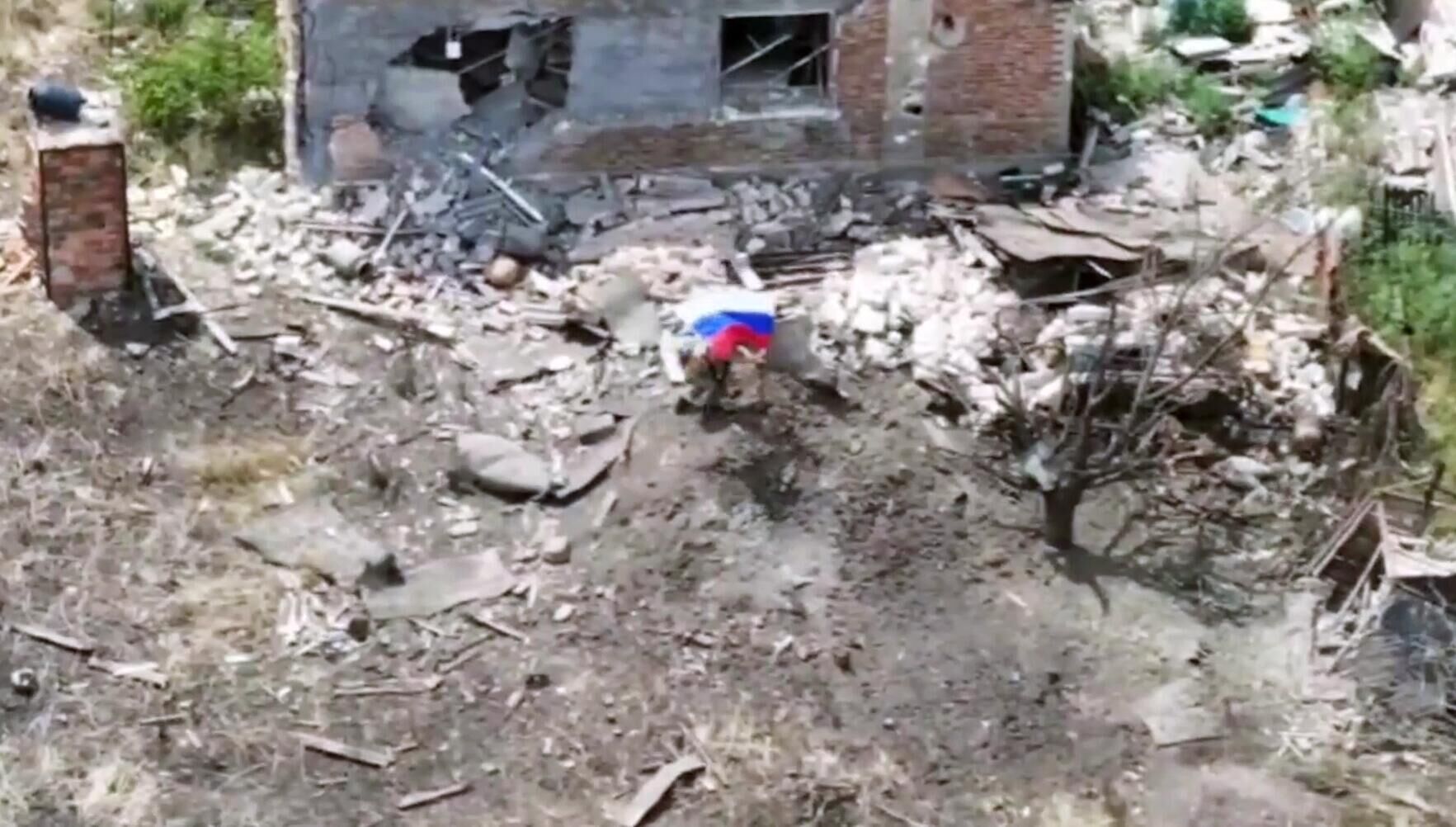 Российский военнослужащий ставит флаг на улице города Часов Яр в ДНР, взятого под контроль подразделениями ВС РФ - РИА Новости, 1920, 31.07.2025