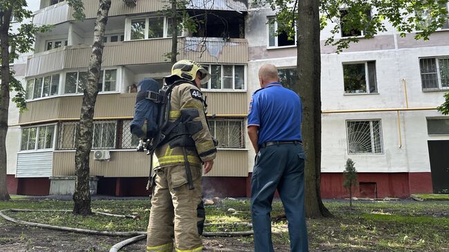 Экстренные службы у жилого дома на улице Профсоюзная, где произошел пожар в квартире. 31 июля 2025