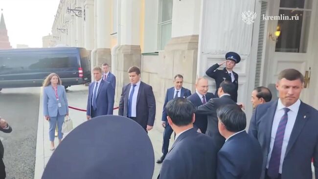 Путин прощается с президентом Лаоса Сисулитом Путин прощается с президентом Лаоса Сисулитом