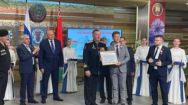 Российские моряки и коллекционеры передали в школьные музеи Белоруссии артефакты, связанные с советским флотом