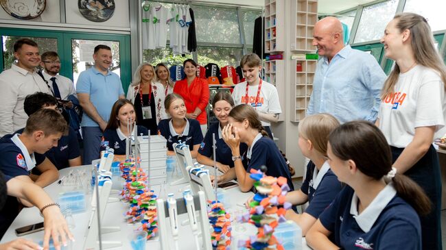 Вице-премьер правительства РФ Дмитрий Чернышенко во время общения с финалистами конкурса Большая перемена в Артеке Вице-премьер правительства РФ Дмитрий Чернышенко во время общения с финалистами конкурса Большая перемена в Артеке