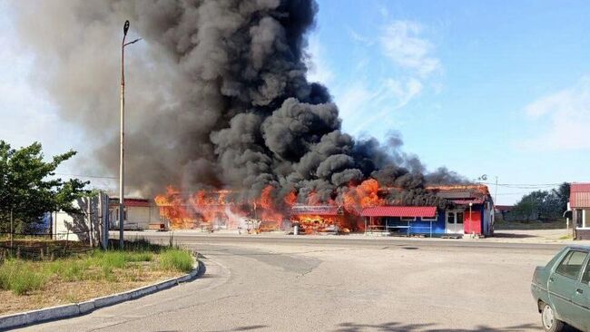 Пожар на месте удара ВСУ по торговым помещениям в Великих Копанях Херсонской области