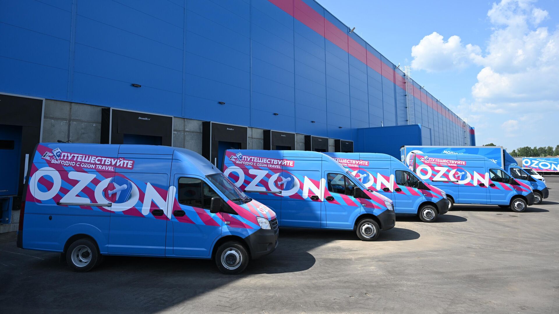 Машины у оптово-распределительного центра группы компаний Ozon - РИА Новости, 1920, 01.08.2025