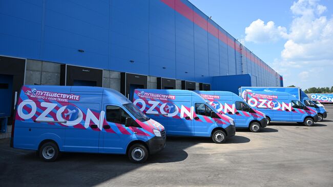 Машины у оптово-распределительного центра группы компаний Ozon