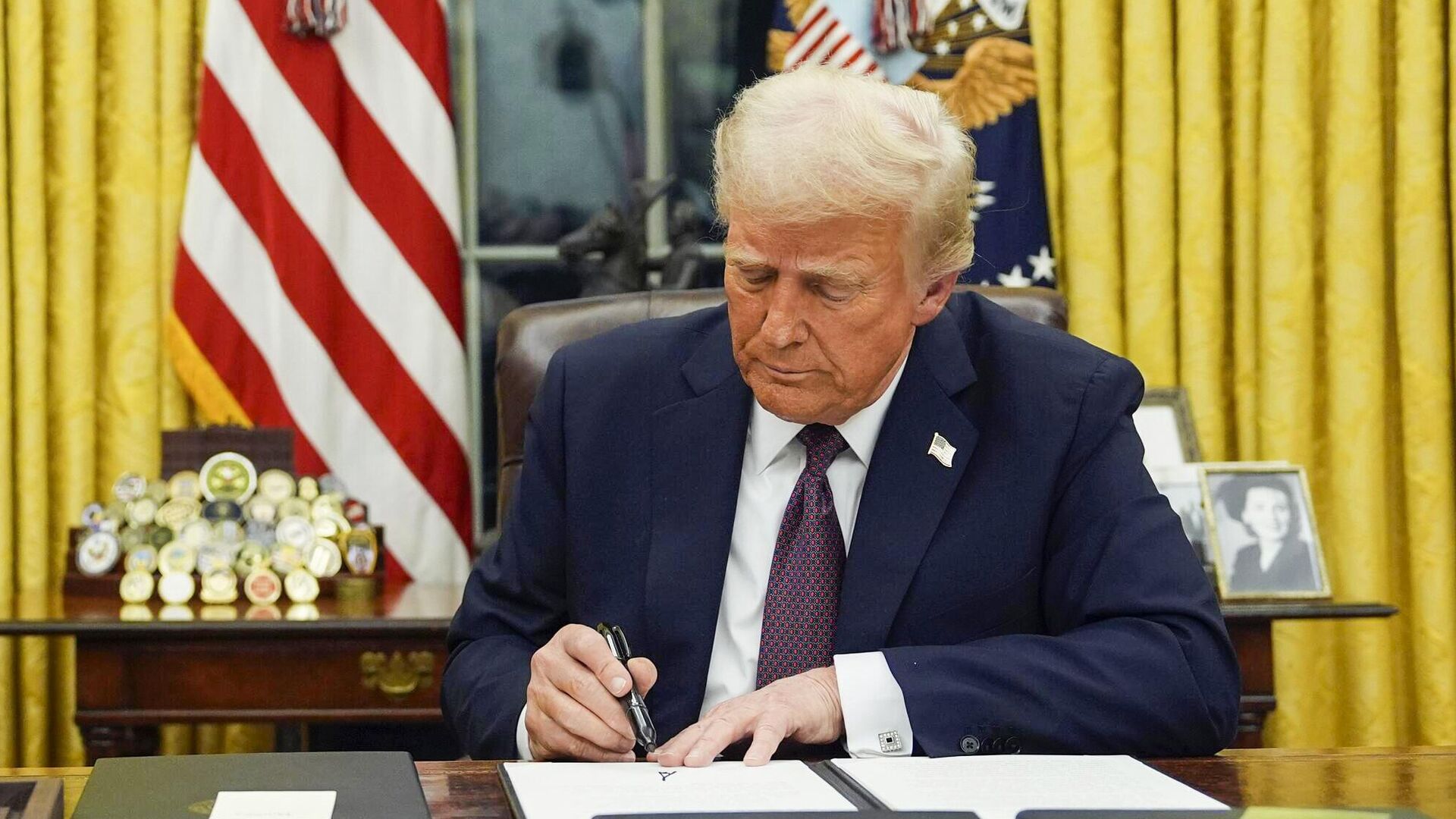 Президент США Дональд Трамп подписывает указ в Овальном кабинете Белого дома Президент США Дональд Трамп подписывает указ в Овальном кабинете Белого дома - РИА Новости, 1920, 21.01.2025