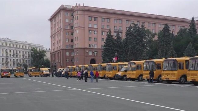 Более 40 новых автобусов направили власти Челябинской области в школы региона. Кадр видео