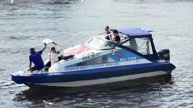 Комитет по транспорту Санкт-Петербурга выделил патрульный катер для спасения кота, который уже несколько дней находится в отверстии гранитной облицовки набережной реки Фонтанки. Кадр видео