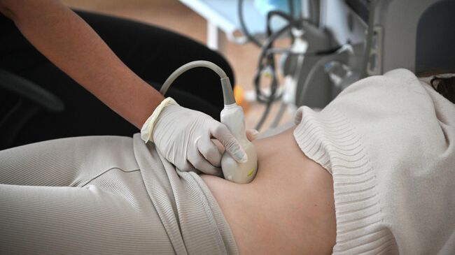 Врач проводит осмотр пациентки