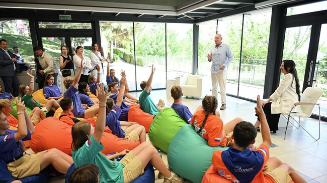 Заместитель председателя правительства РФ Дмитрий Чернышенко на встрече с финалистами Всероссийского конкурса Большая перемена в Артеке. 31 июля 2025 Заместитель председателя правительства РФ Дмитрий Чернышенко на встрече с финалистами Всероссийского конкурса Большая перемена в Артеке. 31 июля 2025