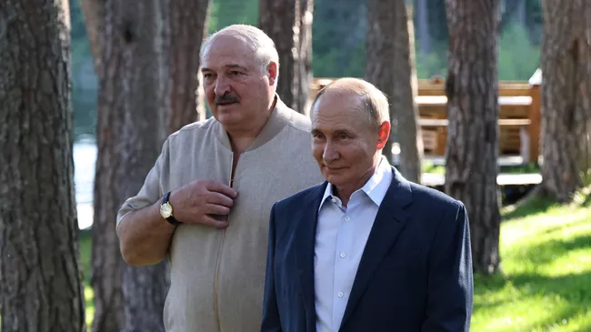 Президент России Владимир Путин и президент Белоруссии Александр Лукашенко во время посещения часовни Валаамской иконы Божией Матери на острове Светлый
