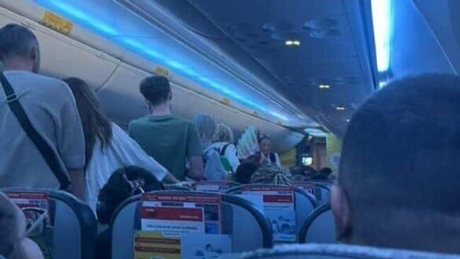 Турецкая полиция оштрафовала нескольких пассажиров авиакомпании Pegasus за то, что они встали с места раньше времени Турецкая полиция оштрафовала нескольких пассажиров авиакомпании Pegasus за то, что они встали с места раньше времени