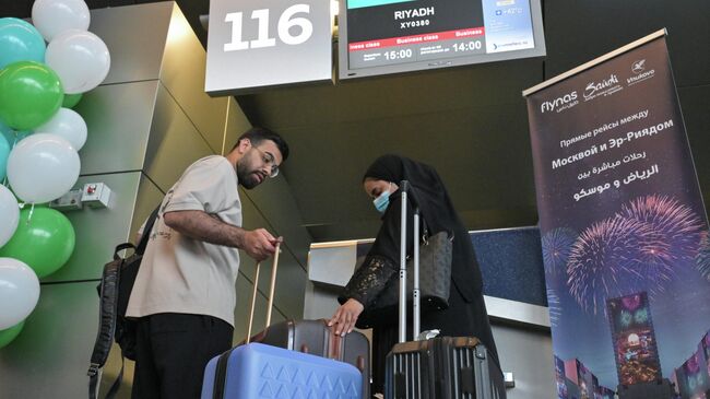 Пассажиры первого регулярного рейса Москва – Эр-Рияд в аэропорту Внуково. 1 августа 2025