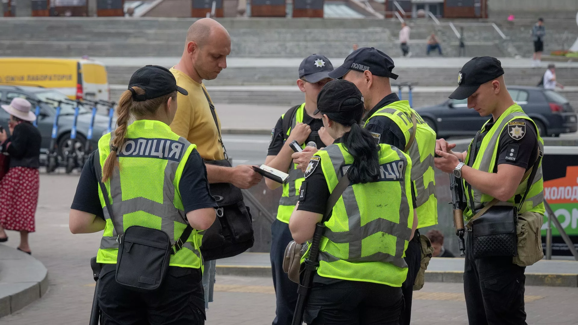 Petugas polisi memeriksa dokumen dengan seorang pria di Kyiv, Ukraina - Ria Novosti, 1920, 31.08.2025
