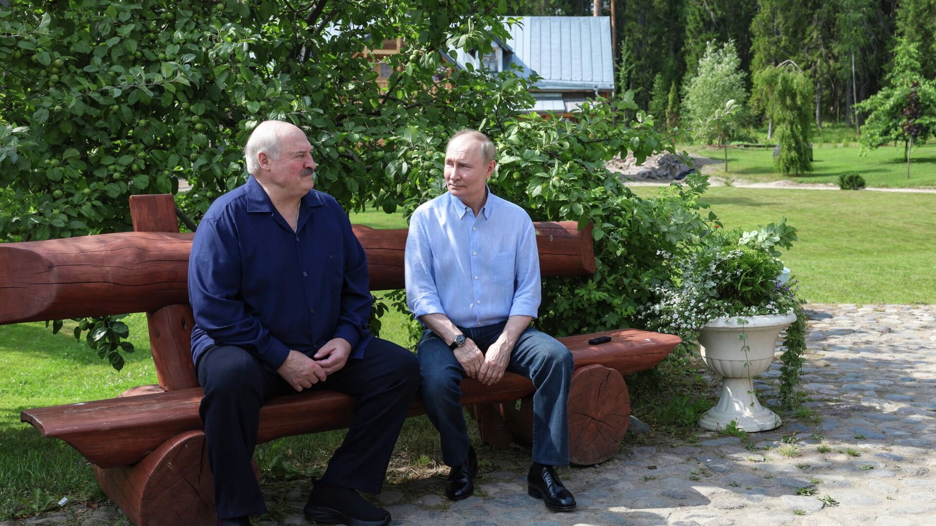 Президент РФ Владимир Путин и президент Белоруссии Александр Лукашенко во время встречи на острове Валаам в Карелии Президент РФ Владимир Путин и президент Белоруссии Александр Лукашенко во время встречи на острове Валаам в Карелии - РИА Новости, 1920, 05.08.2025
