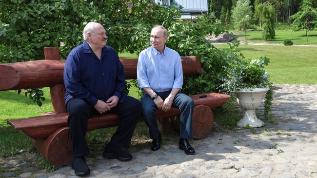 Президент РФ Владимир Путин и президент Белоруссии Александр Лукашенко во время встречи на острове Валаам в Карелии