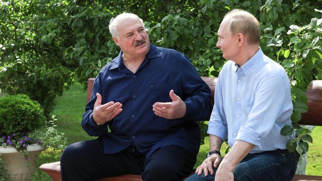 Президент РФ Владимир Путин и президент Белоруссии Александр Лукашенко во время встречи на острове Валаам в Карелии