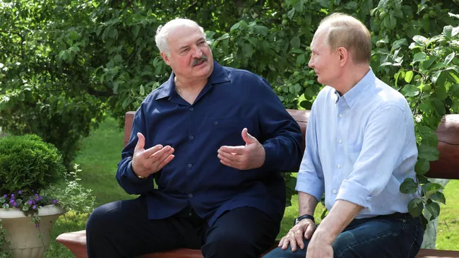Президент РФ Владимир Путин и президент Белоруссии Александр Лукашенко во время встречи на острове Валаам в Карелии
