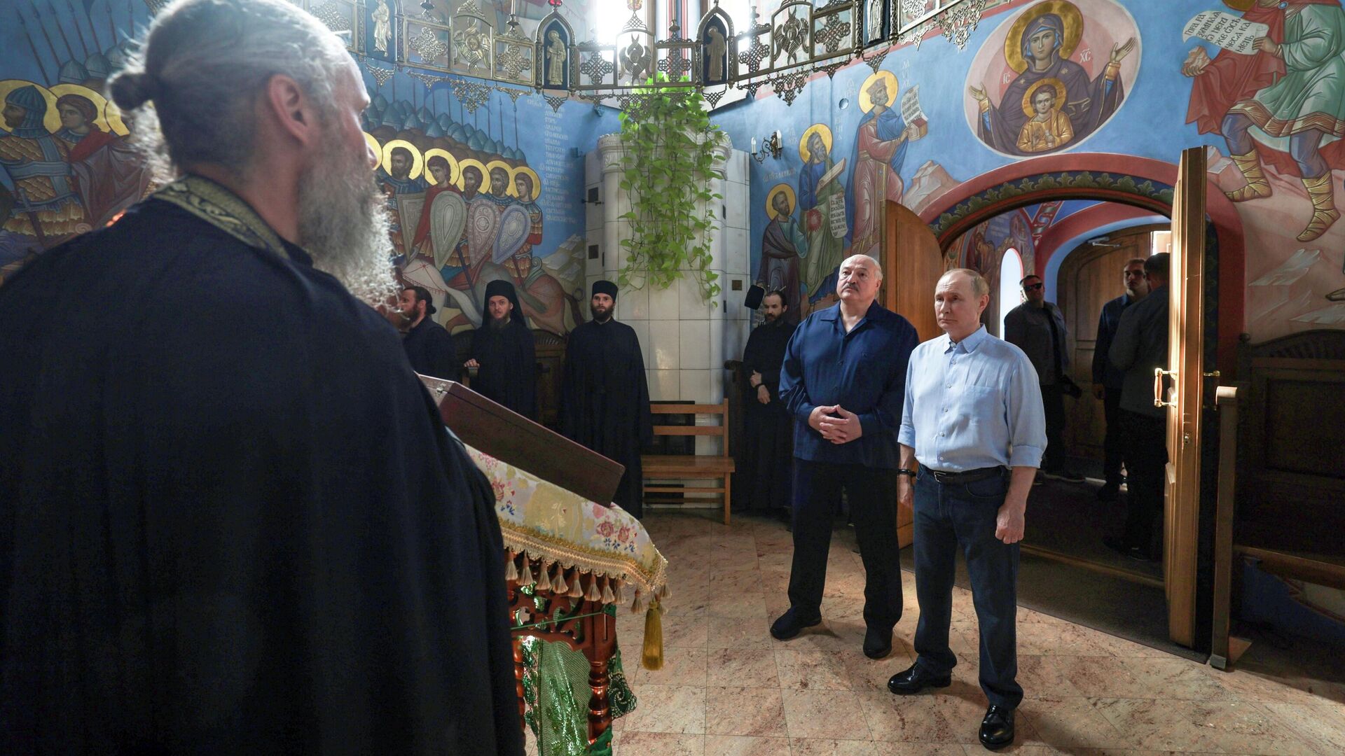 Президент РФ Владимир Путин и президент Белоруссии Александр Лукашенко на молебне в церкви Смоленской иконы Божией Матери в Смоленском ските Спасо-Преображенского Валаамского ставропигиального мужского монастыря. 1 августа 2025 - РИА Новости, 1920, 01.08.2025