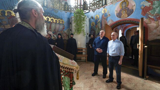 Президент РФ Владимир Путин и президент Белоруссии Александр Лукашенко на молебне в церкви Смоленской иконы Божией Матери в Смоленском ските Спасо-Преображенского Валаамского ставропигиального мужского монастыря. 1 августа 2025