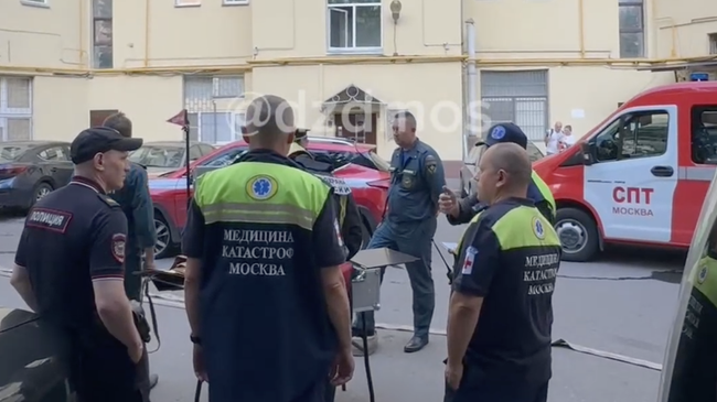 На месте пожара в многоквартирном доме на Ленинском проспекте. 1 августа 2025