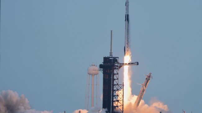 Ракета SpaceX Falcon 9 с кораблем Crew Dragon стартует с площадки в Космическом центре Кеннеди