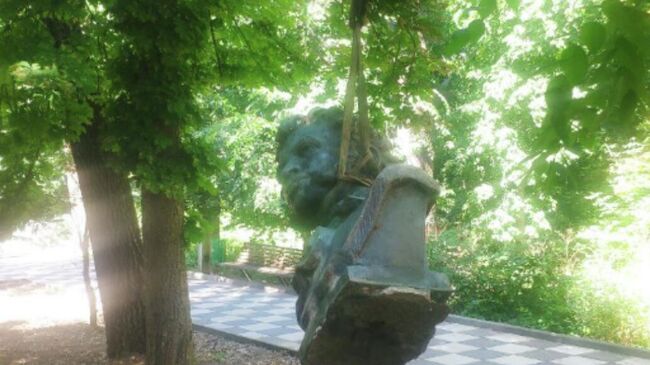 Памятник поэту Александру Пушкину демонтировали в городе Болград, Украина