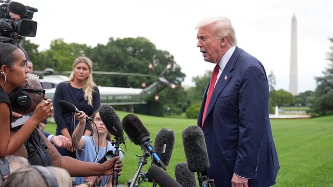 Президент США Дональд Трамп беседует с журналистами на Южной лужайке Белого дома. 1 августа 2025