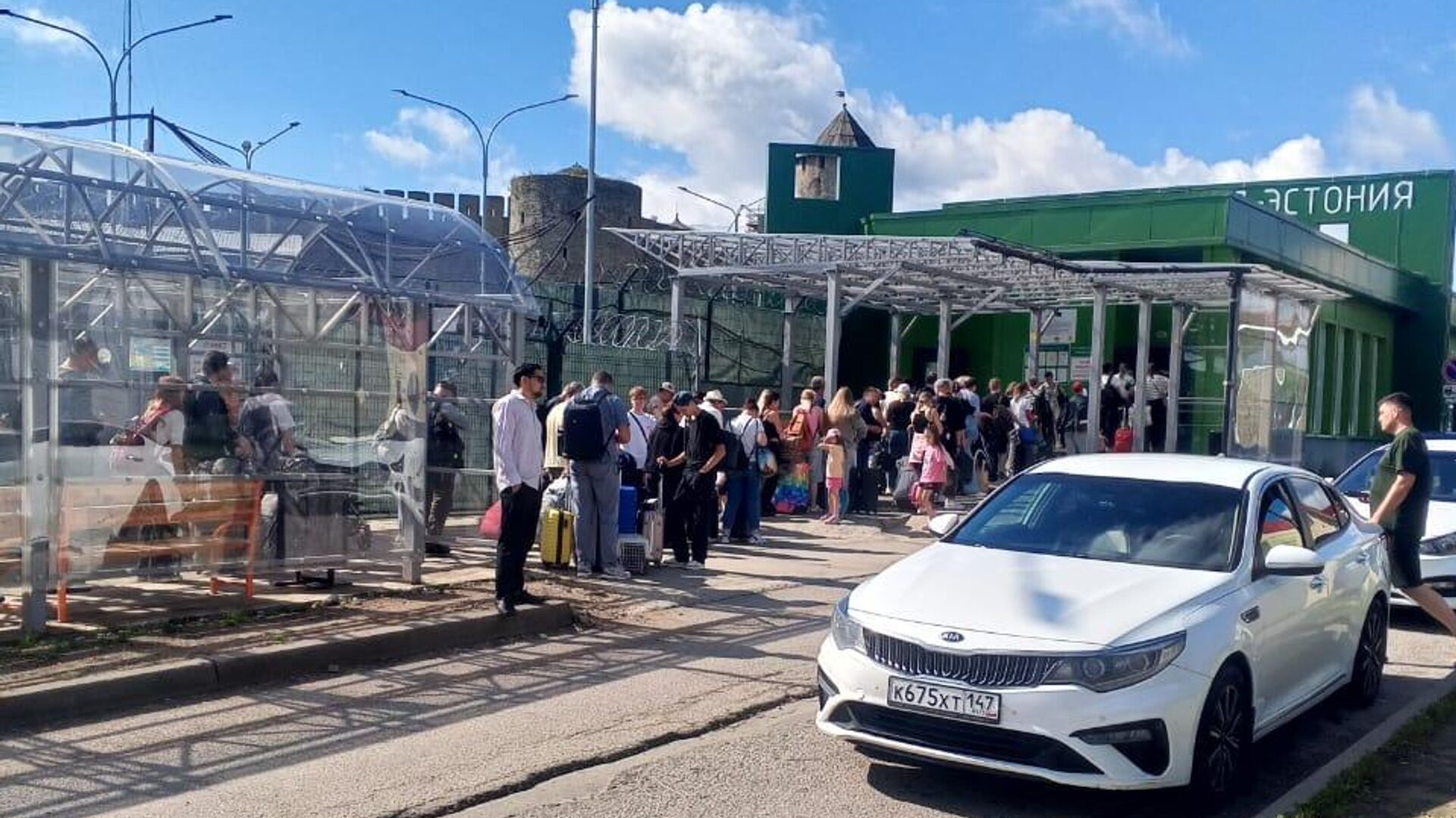 Очередь на погранпереходе Нарва (Эстония) — Ивангород (Россия) - РИА Новости, 1920, 02.08.2025