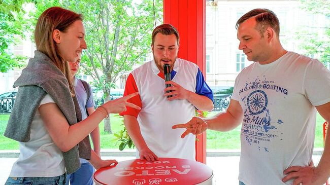 Чемпионат по игре Камень, ножницы, бумага на Тверском бульваре в Москве