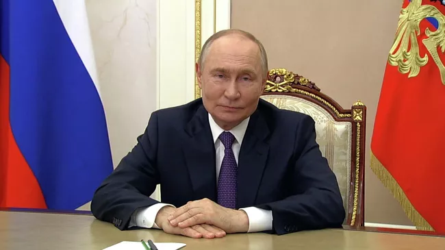 Путин поздравляет работников железнодорожного транспорта