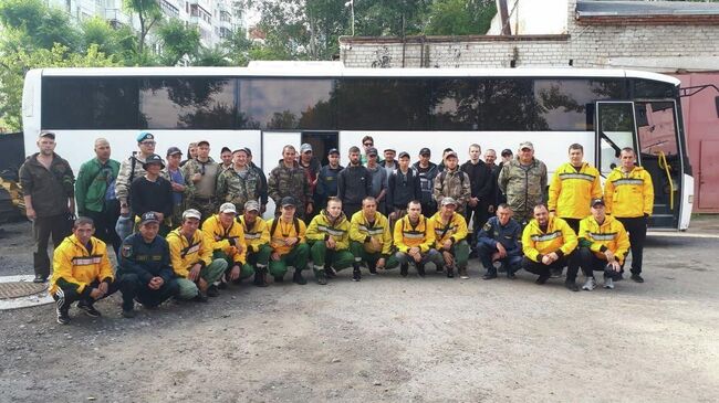 Пожарные-десантники Тюменской авиабазы перед отправкой в Карелию