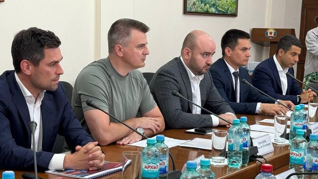 Губернатор Самарской области Вячеслав Федорищев проводит заседание рабочей группы комиссии в ЛНР