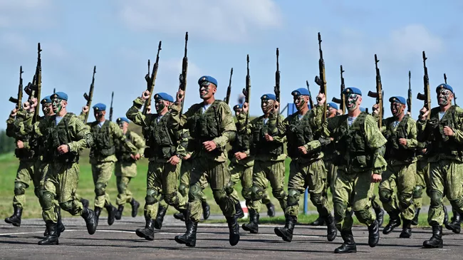 Показательные выступления военнослужащих на праздновании Дня ВДВ на полигоне 242-го учебного центра ВДВ в поселке Светлый в Омске