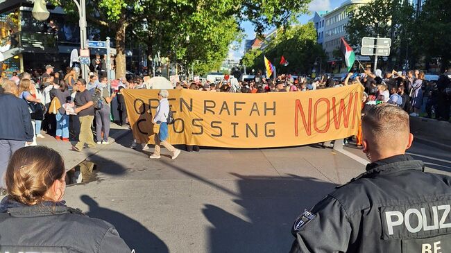 Сотрудники полиции и участники акции протеста в Берлине, Германия. 2 августа 2025