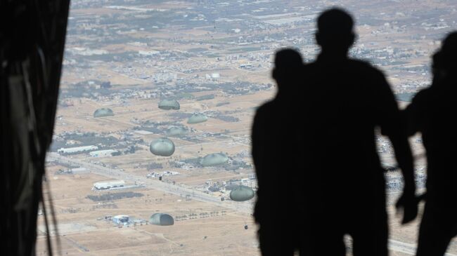 Иорданский военный самолет C-130 осуществляет сброс гуманитарной помощи над сектором Газа