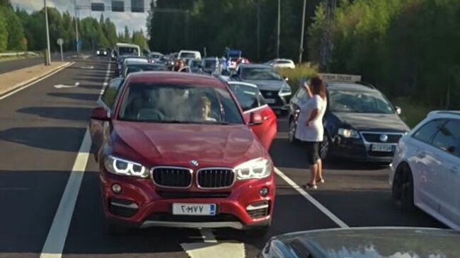 Автопробег в поддержку открытия границы с Россией в Финляндии. Кадр видео