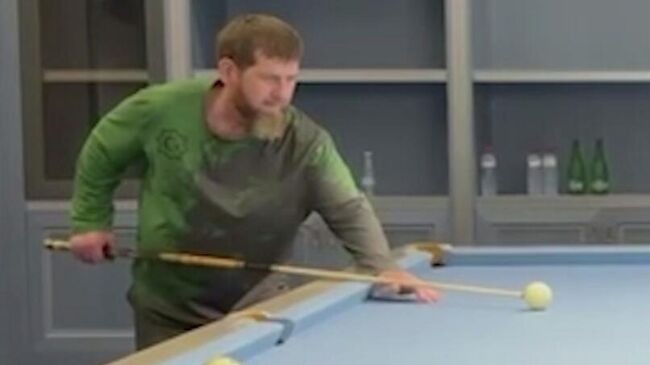 Рамзан Кадыров играет на бильярде с сыном Адамом. Кадр видео