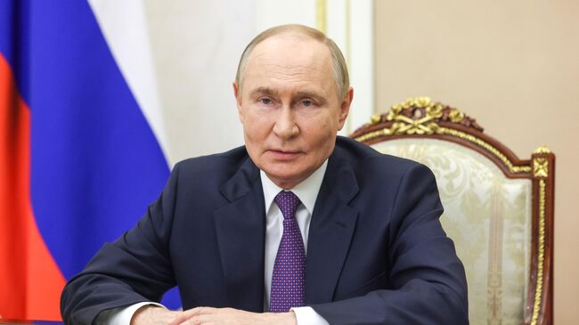 Президент Владимир Путин поздравил работников и ветеранов железнодорожного транспорта России с профессиональным праздником