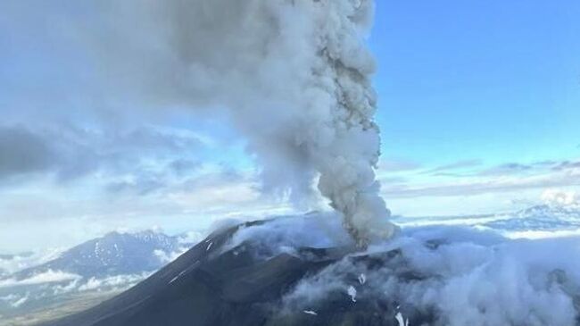 Извержение вулкана Крашенниникова на Камчатке Извержение вулкана Крашенниникова на Камчатке