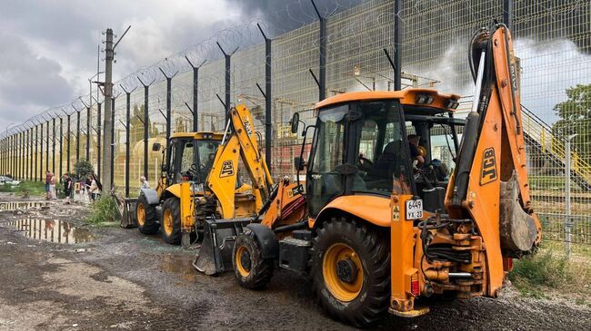 Техника для разбора завалов после атаки беспилотников со стороны ВСУ в Адлерском районе