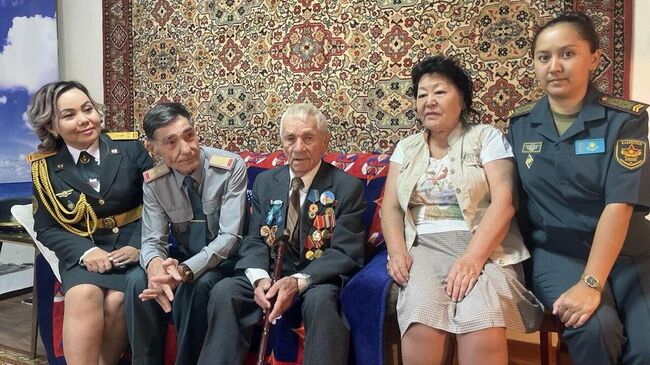 Военнослужащие в Алма-Ате торжественно поздравили со 100-летием ветерана Великой Отечественной войны Владимира Белозерова