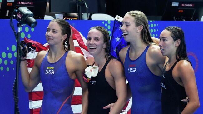 Женская сборная США по плаванию с мировым рекордом победила в комбинированной эстафете на ЧМ в Сингапуре