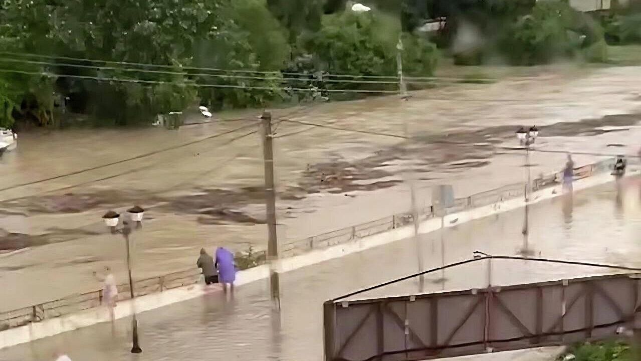 Подтопления на улицах в результате подъема уровня воды в реке Дефань в Туапсинском районе Краснодарского края Подтопления на улицах в результате подъема уровня воды в реке Дефань в Туапсинском районе Краснодарского края - РИА Новости, 1920, 04.08.2025