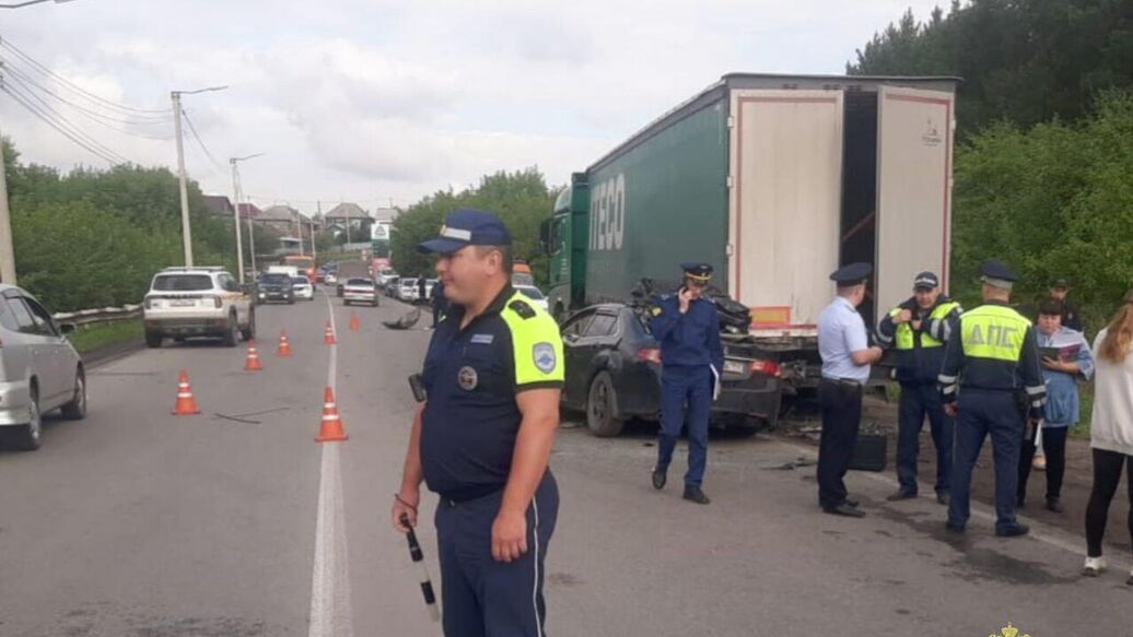 В Кузбассе иномарка врезалась в стоящий "КамАЗ", погибли пять человек