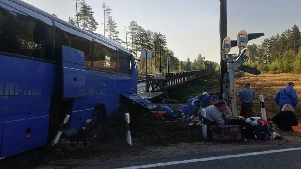 © соцсети<br>Столкновение поезда с автобусом в Ленинградской области