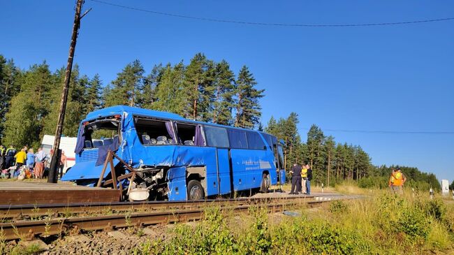 На месте столкновения поезда с автобусом в Ленинградской области. 4 августа 2025 На месте столкновения поезда с автобусом в Ленинградской области. 4 августа 2025
