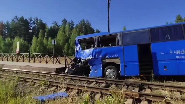Грузовой поезд столкнулся с автобусом с туристами в Ленинградской области