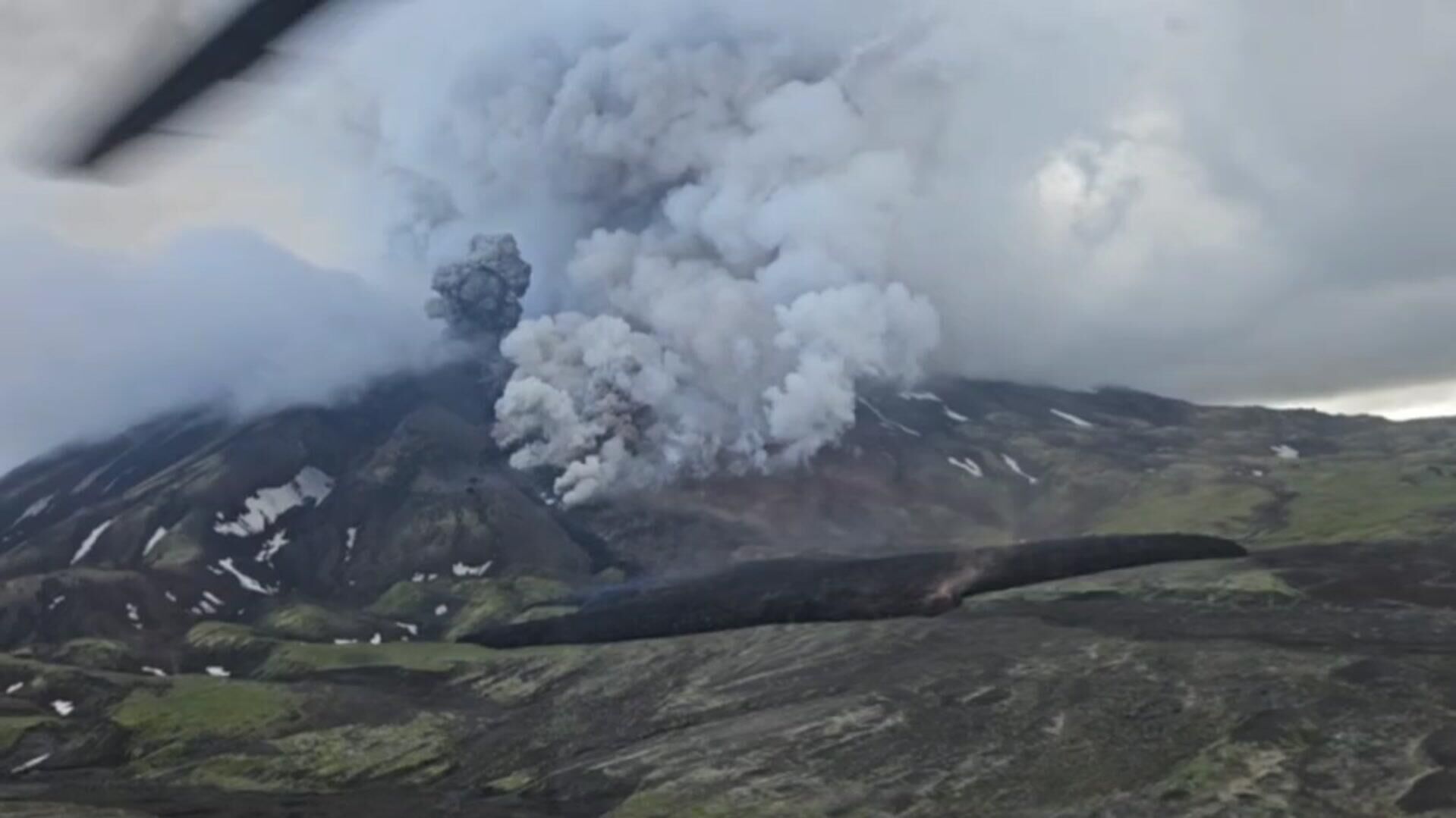 Вулкан Крашенинникова на Камчатке выбрасывает столб пепла - РИА Новости, 1920, 04.08.2025