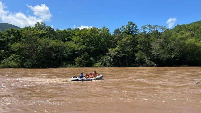 Эвакуация людей из мест отдыха, подтопленных после подъёма воды в двух реках из-за ливней в Приморье